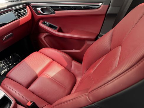 Certified 2024 Porsche Macan image 19