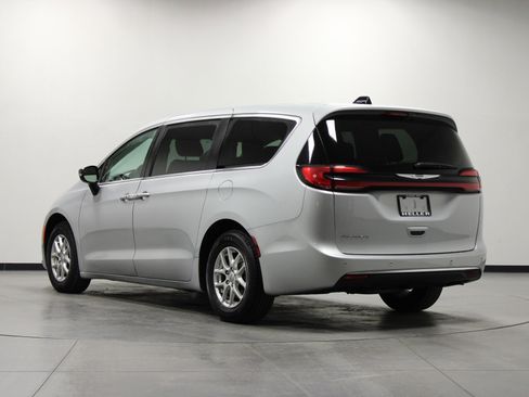 Used 2024 Chrysler Pacifica Touring-L image 6