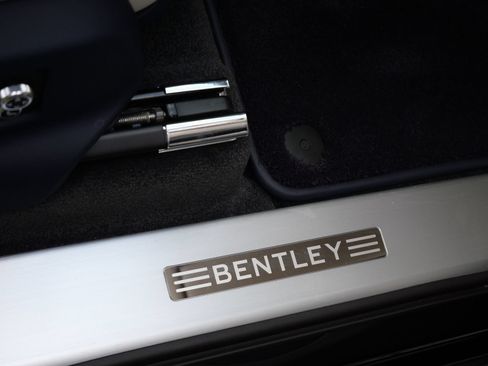 Used 2023 Bentley Bentayga Extended Wheelbase AWD/4WD image 24