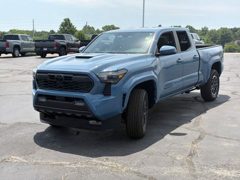 Used 2026 Toyota Tacoma TRD Sport w/ TRD Sport Upgrade Package AWD/4WD image 3