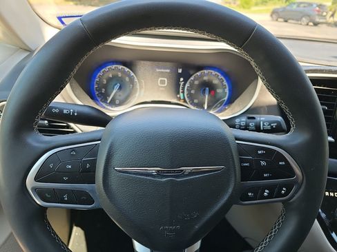 Used 2023 Chrysler Pacifica Touring-L FWD image 20