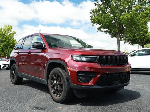 Used 2024 Jeep Grand Cherokee Altitude RWD image 3