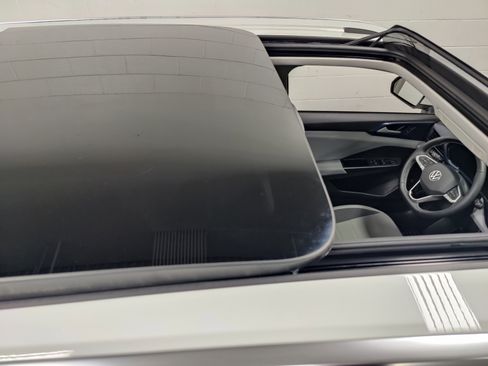 Certified 2023 Volkswagen Taos SE w/ Panoramic Sunroof Package image 7