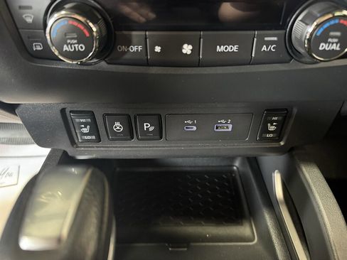 Used 2022 Nissan Frontier SV AWD/4WD image 10