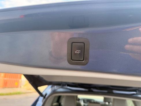 Used 2017 Toyota Highlander Plus w/ Carpet Mat Package FWD image 28