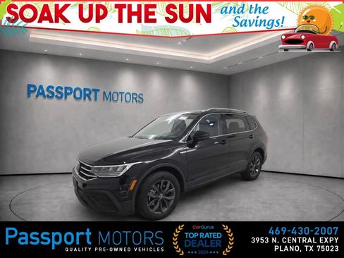 Used 2023 Volkswagen Tiguan SE w/ Panoramic Sunroof Package FWD image 3