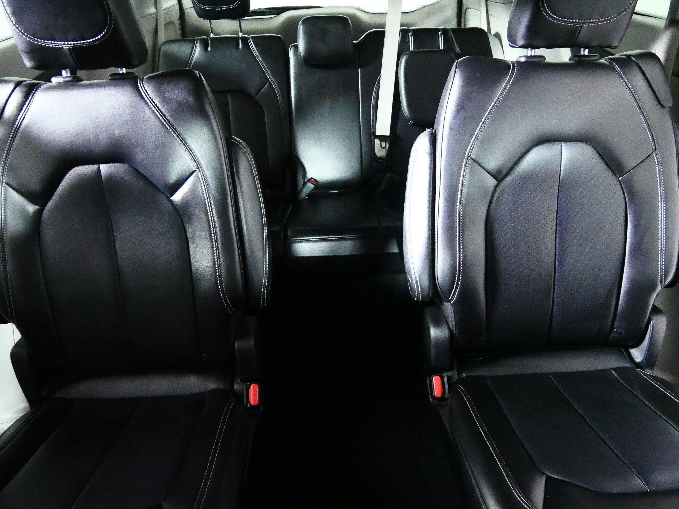 Used 2023 Chrysler Pacifica Touring-L FWD image 13