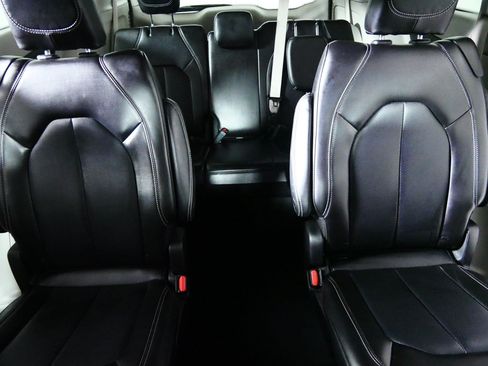Used 2023 Chrysler Pacifica Touring-L FWD image 13