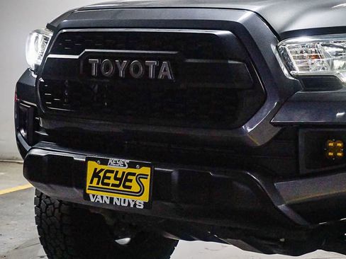 Used 2019 Toyota Tacoma TRD Off-Road w/ Technology Package AWD/4WD image 8