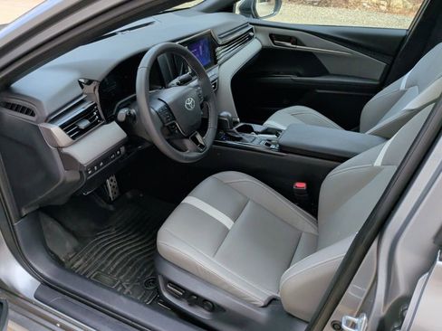 Used 2025 Toyota Camry SE image 12