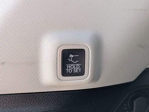 Used 2023 Jeep Grand Cherokee Limited w/ Black Appearance Package AWD/4WD image 9