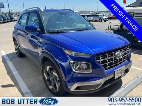 Used 2024 Hyundai Venue SEL FWD image 2
