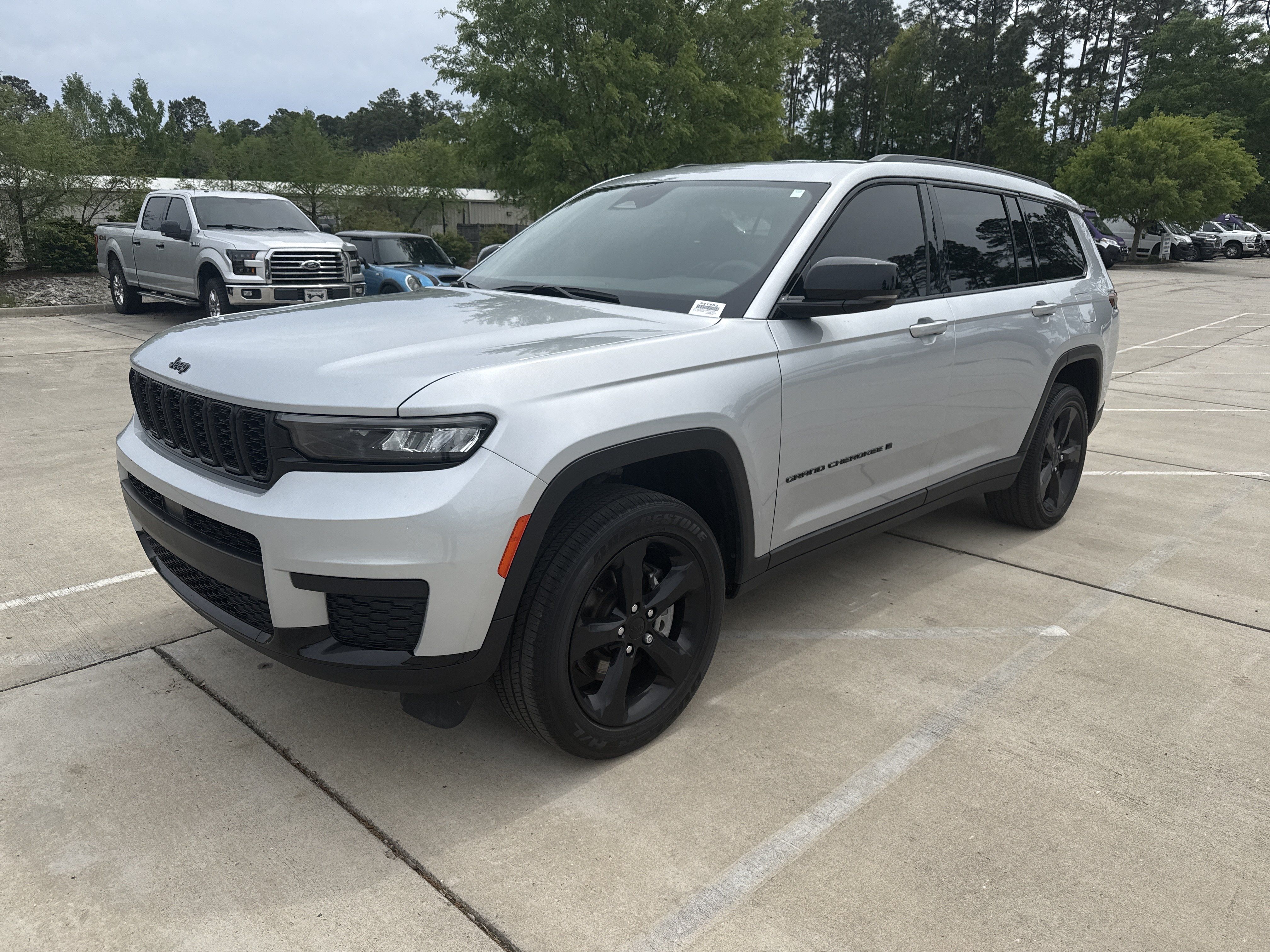 Used 2024 Jeep Grand Cherokee L Laredo AWD/4WD image 4