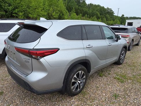 Used 2021 Toyota Highlander XLE AWD/4WD image 6