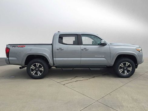 Used 2018 Toyota Tacoma TRD Sport w/ Technology Package AWD/4WD image 2