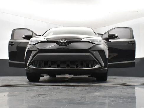 Used 2022 Toyota C-HR XLE image 11