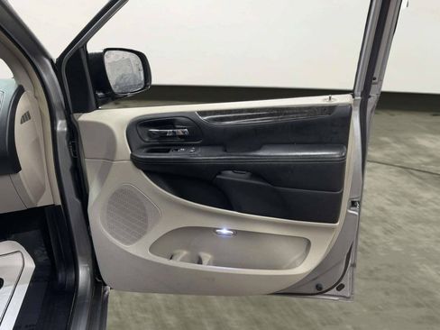 Used 2015 Chrysler Town & Country Touring-L w/ Driver Convenience Group FWD image 21