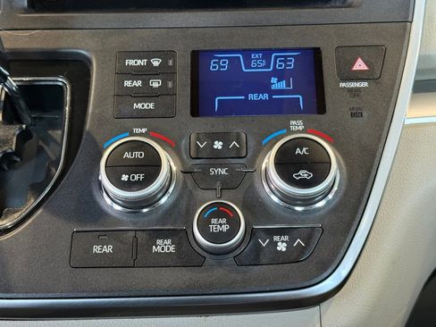 Used 2018 Toyota Sienna L image 24