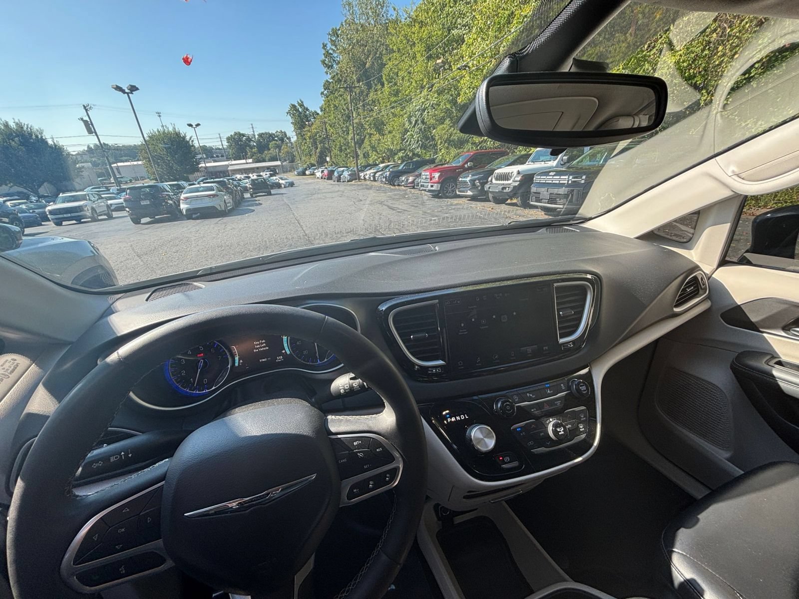 Used 2024 Chrysler Pacifica Touring-L FWD image 32