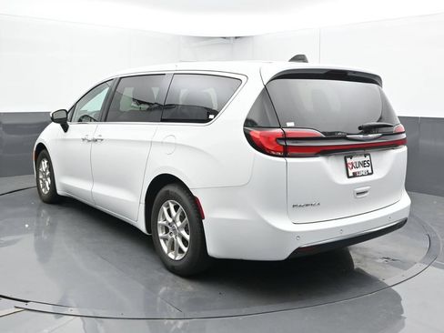 Used 2023 Chrysler Pacifica Touring-L FWD image 11