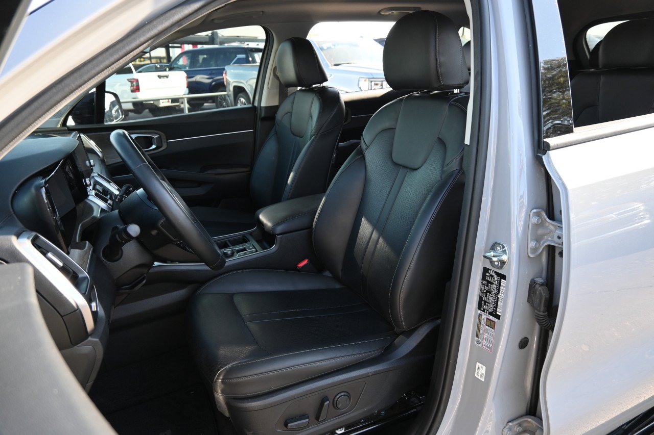 Used 2023 Kia Sorento EX w/ Panoramic Sunroof Package FWD image 18