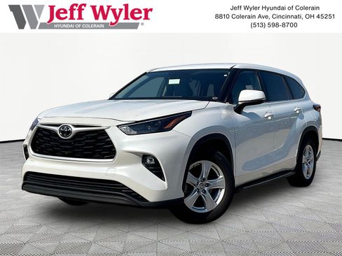 Used 2023 Toyota Highlander LE FWD image 1