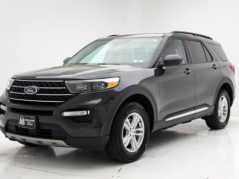 Used 2022 Ford Explorer XLT w/ Equipment Group 202A image 5