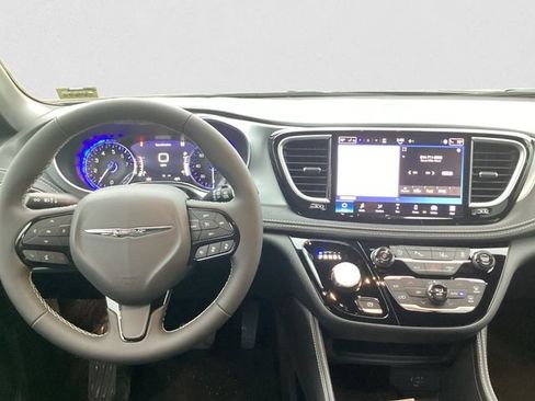 New 2026 Chrysler Pacifica Limited image 11