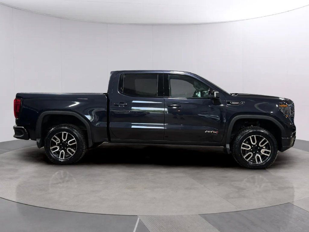 Used 2022 GMC Sierra 1500 AT4 w/ AT4 Preferred Package AWD/4WD image 2