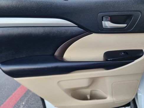 Used 2018 Toyota Highlander XLE image 17