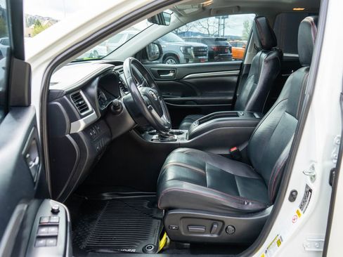 Used 2019 Toyota Highlander SE image 11