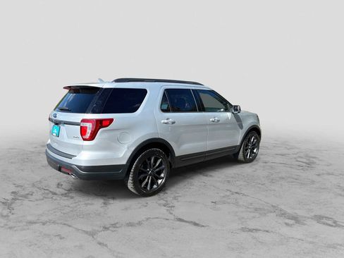 Used 2018 Ford Explorer XLT w/ Equipment Group 202A AWD/4WD image 8