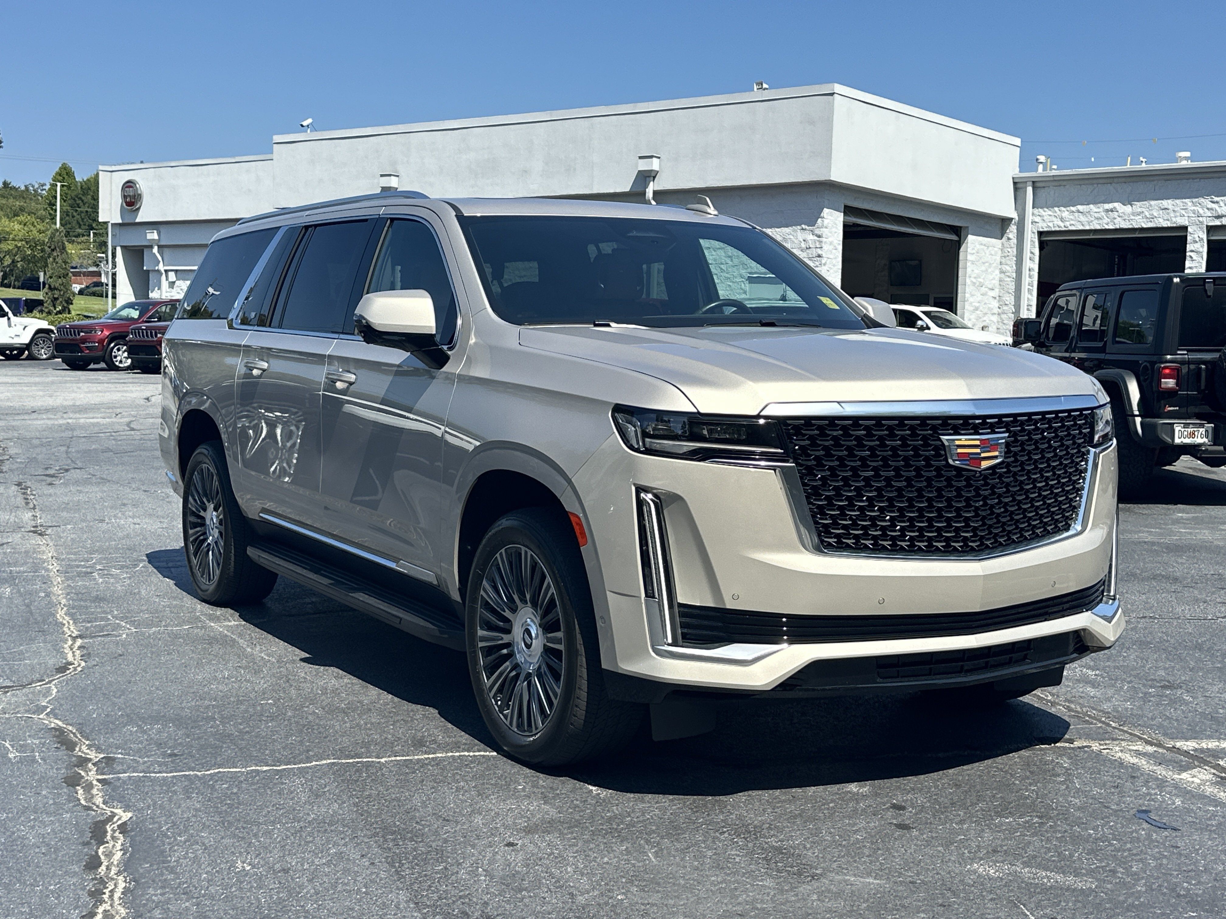 Used 2022 Cadillac Escalade ESV Premium Luxury AWD/4WD image 2