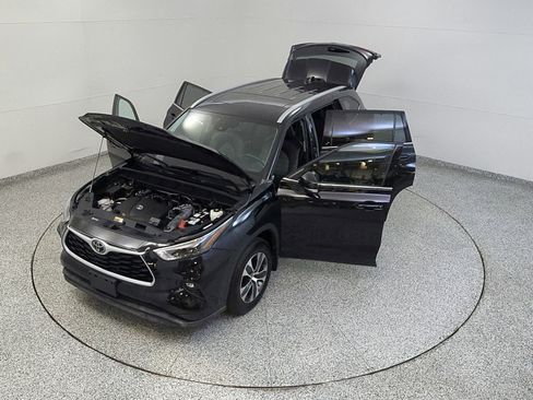 Used 2022 Toyota Highlander XLE AWD/4WD image 17