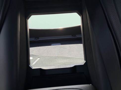 Used 2022 Mercedes-Benz S 500 4MATIC w/ AMG Line Package image 34