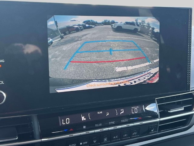 Used 2025 Toyota Sienna XLE FWD image 35