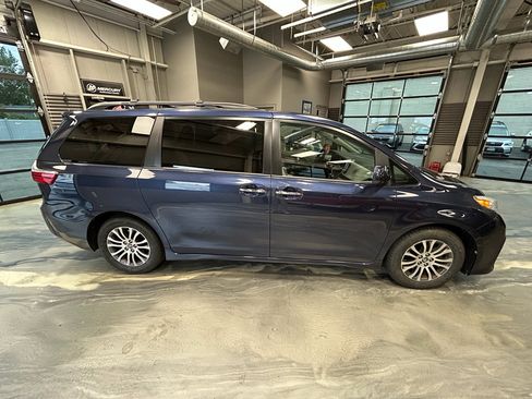 Used 2019 Toyota Sienna XLE w/ XLE Navigation Package FWD image 33