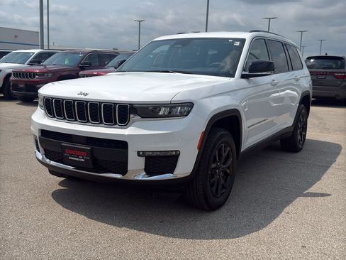 Used 2023 Jeep Grand Cherokee L Limited AWD/4WD image 2