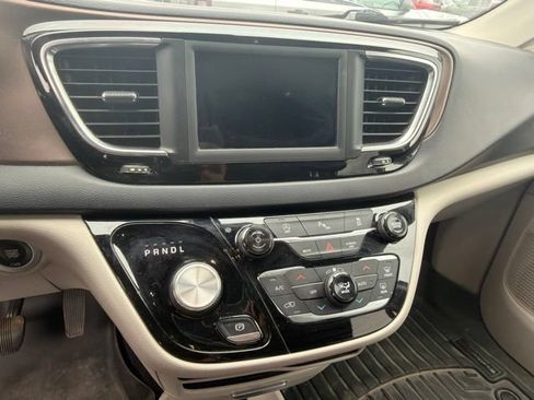 Used 2019 Chrysler Pacifica Touring-L FWD image 6