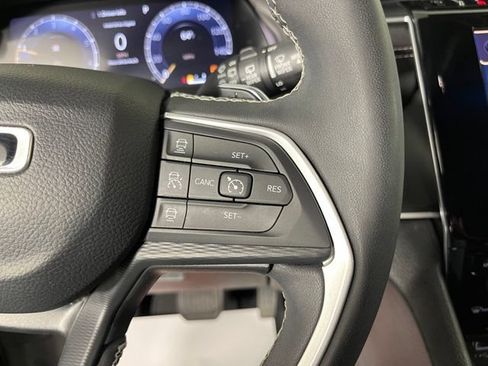 Used 2023 Jeep Grand Cherokee Altitude AWD/4WD image 21