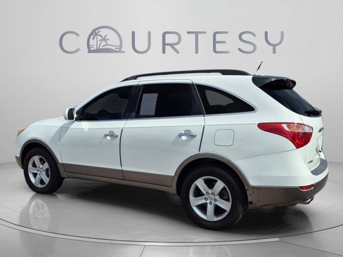 Used 2010 Hyundai Veracruz Limited w/ Navigation Pkg 3 FWD image 3