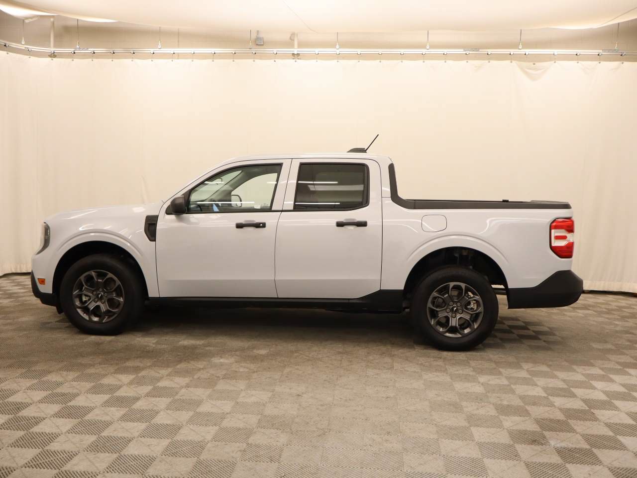 Used 2025 Ford Maverick XL FWD image 2