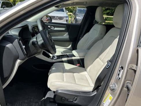 Used 2024 Volvo XC40 B5 Plus w/ Protection Package Premier AWD/4WD image 3