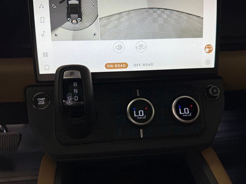 New 2026 Land Rover Defender 110 X-Dynamic SE AWD/4WD image 17