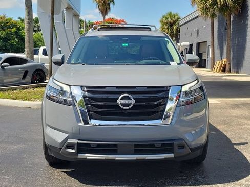 Used 2024 Nissan Pathfinder Platinum FWD image 2