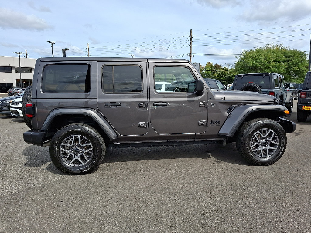 Certified 2025 Jeep Wrangler Unlimited Sahara w/ Dual Top Group AWD/4WD image 7