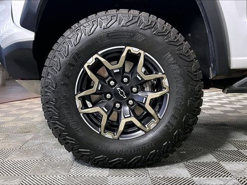 Used 2025 Chevrolet Colorado ZR2 w/ Technology Package AWD/4WD image 8