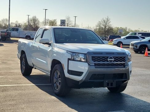 Used 2025 Nissan Frontier SV RWD image 1