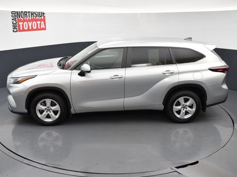 Used 2024 Toyota Highlander LE AWD/4WD image 20