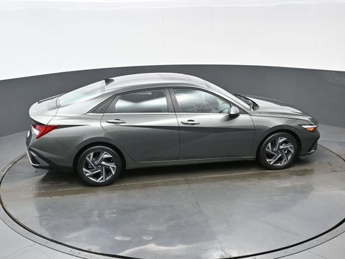 Certified 2025 Hyundai Elantra SEL image 37